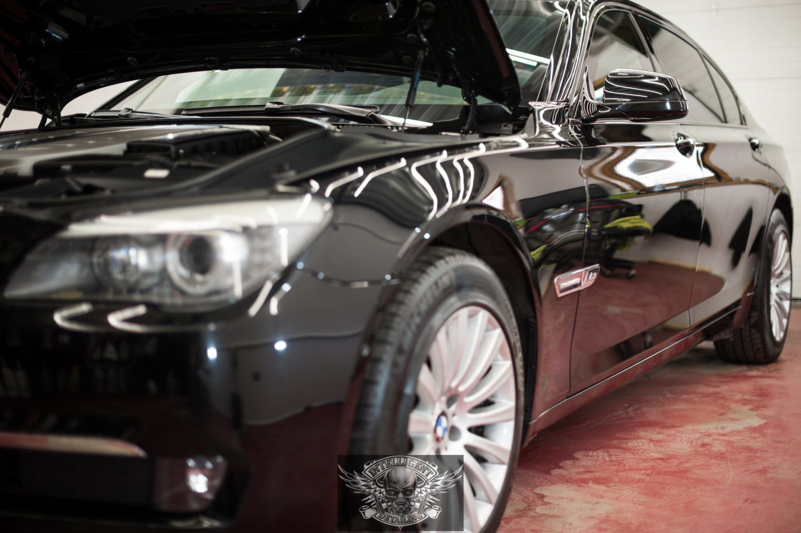 BMW 7 бронированный - полировка кузова + химчистка салона + чистка мотора