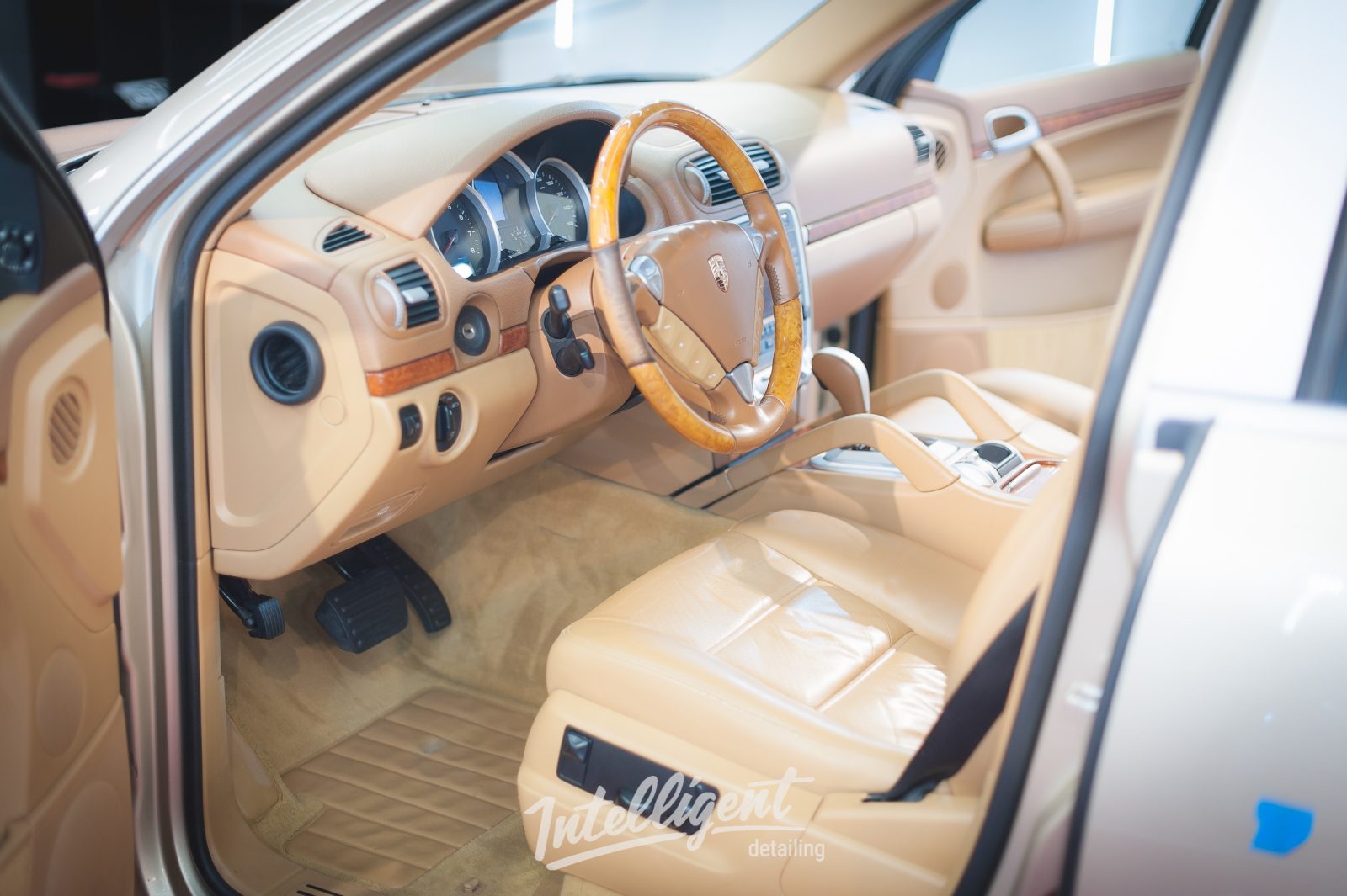 Porsche Cayenne - химчистка салона сидений пола потолка в москве intelligent detailing