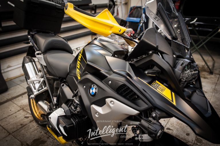 BMW оклейка мотоцикла матовой антигравийной пленкой.