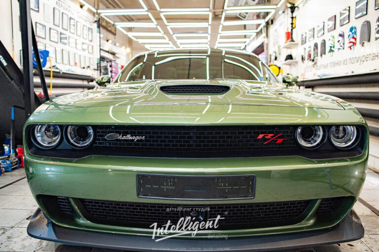 Dodge Challenger оклейка антигравийной защитной пленкой кузова