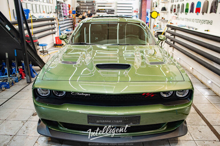 Dodge Challenger оклейка антигравийной защитной пленкой кузова