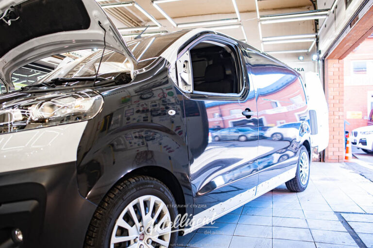 Оклейка Fiat виниловой черной пленкой