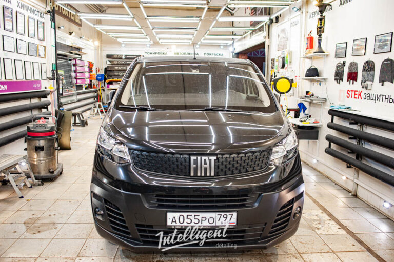 Оклейка Fiat виниловой черной пленкой