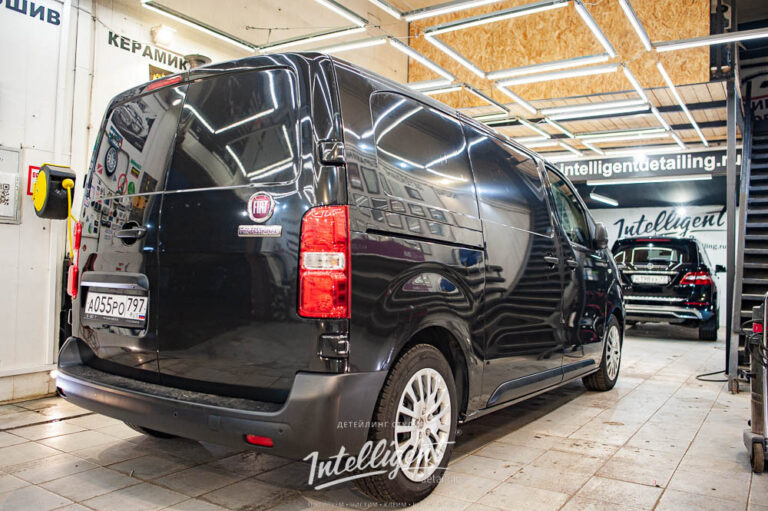 Оклейка Fiat виниловой черной пленкой